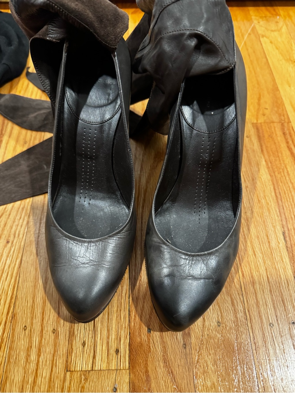 Women's Black Pointed-Toe Leather Heels